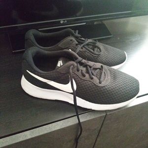 Nike Women Tanjun Sneakers